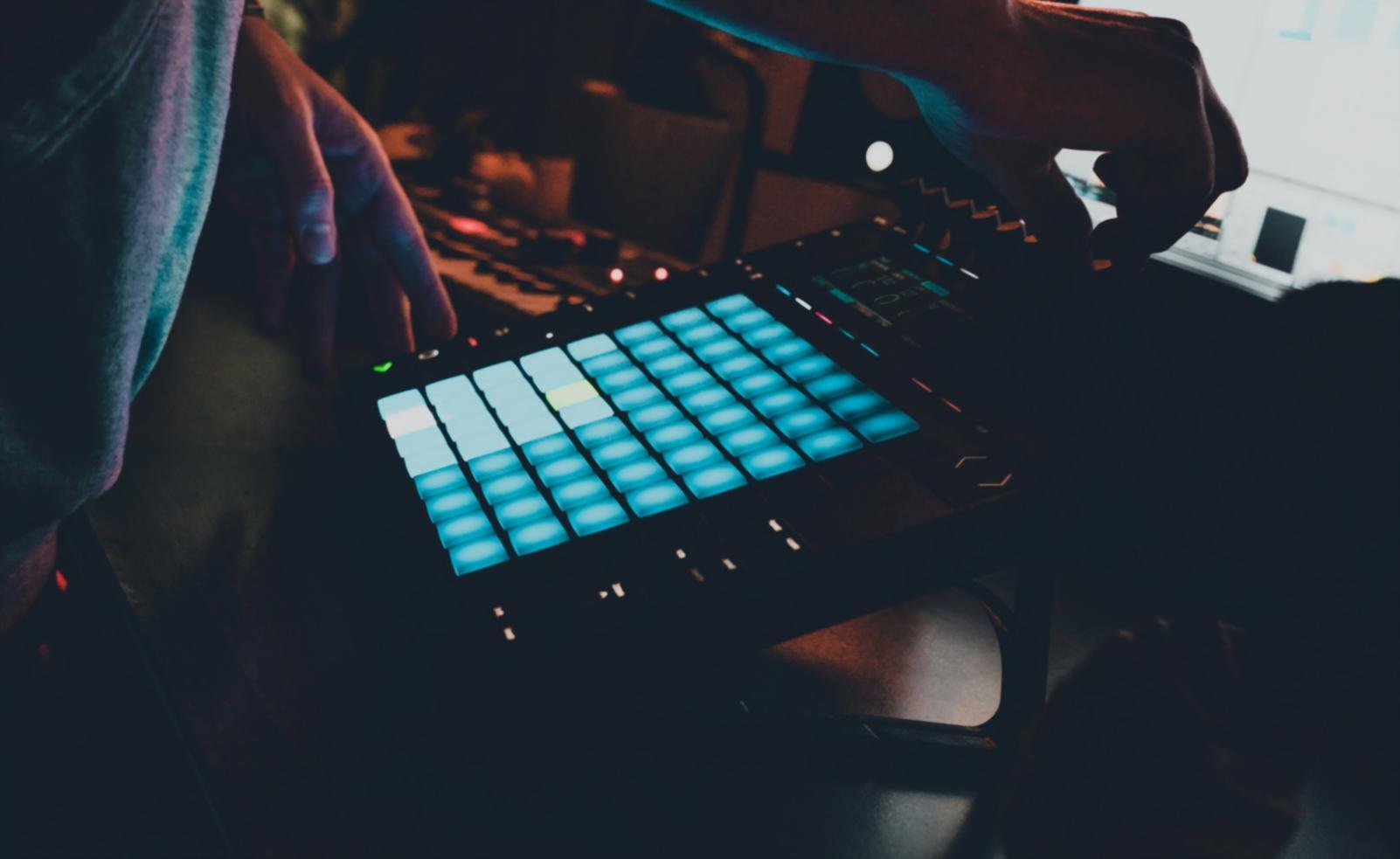 Studente al lavoro su un progetto musicale in studio