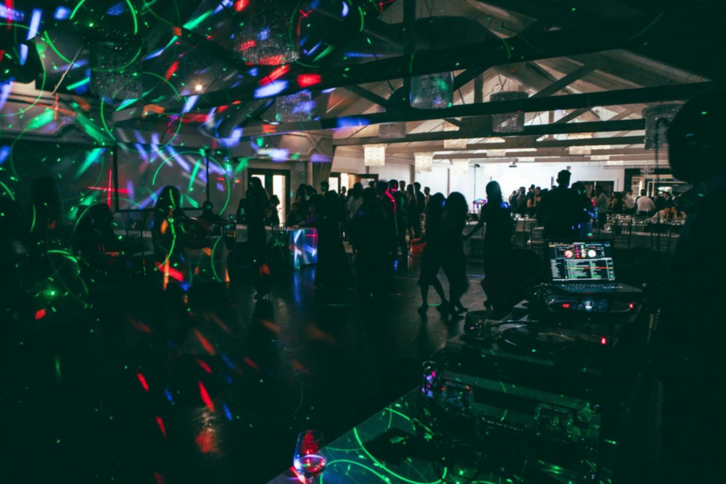 Produttore musicale al lavoro su una Digital Audio Workstation con multiple tracce audio