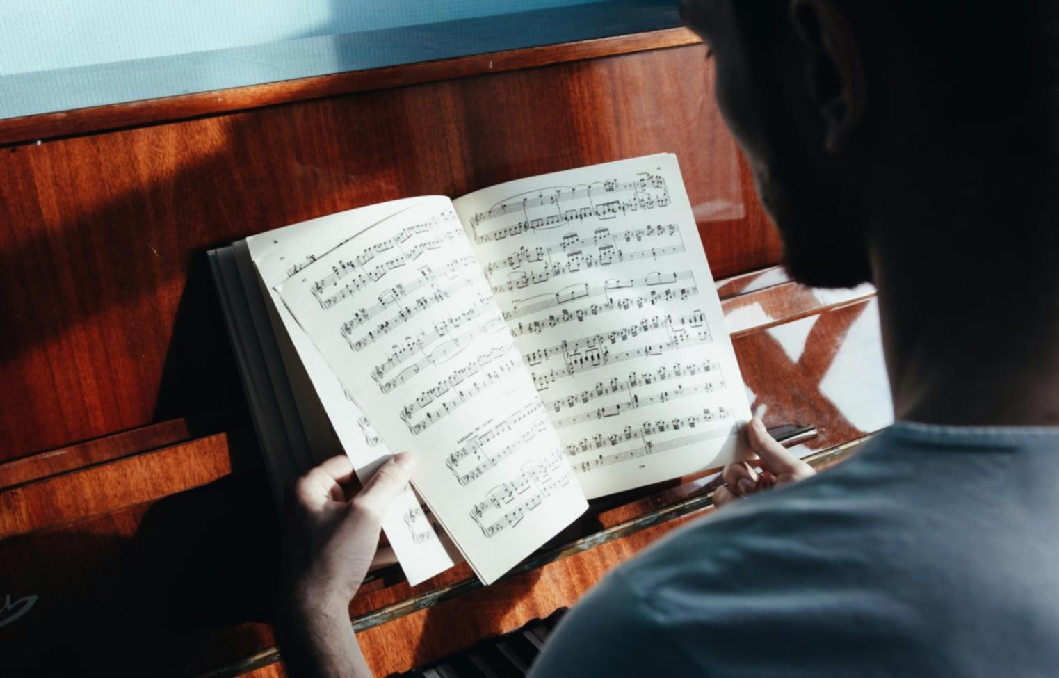 Studio di registrazione con attrezzature professionali