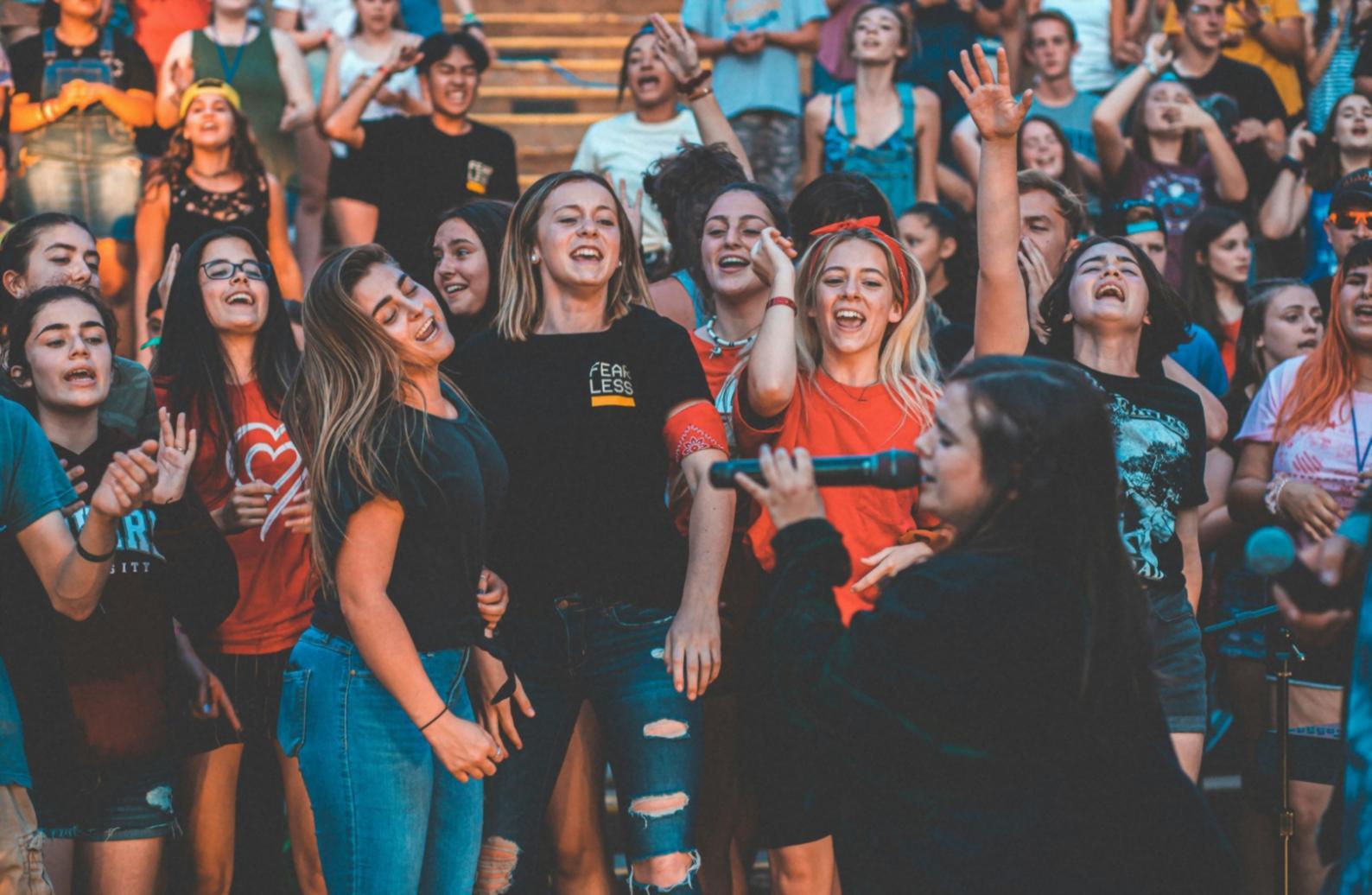 Studio di produzione musicale con console mixer professionale e monitor da studio