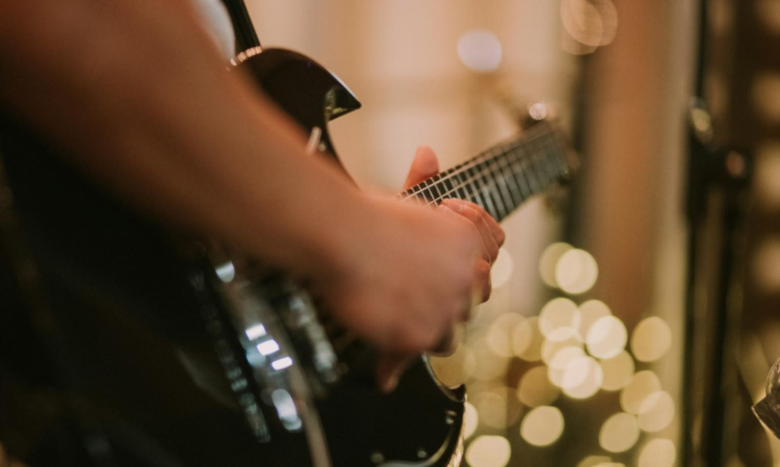 Studio di produzione musicale con apparecchiature professionali